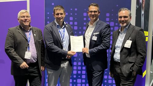 Handover of the certificate of approval for genuscreen Virtual